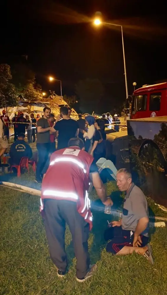 Türk Kızılay, Sındırgı depremi sonrası afetzedelere beslenme desteği sağlıyor