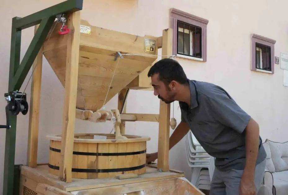 Yüzyıllık granit taş değirmen geleneği genç ustanın ellerinde hayat buluyor