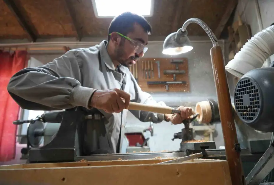 Yüzyıllık granit taş değirmen geleneği genç ustanın ellerinde hayat buluyor