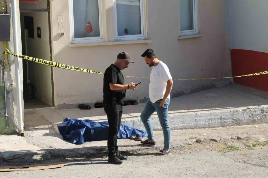 56 yaşındaki adam yaşadığı evin önünde ölü bulundu