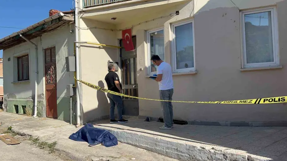 56 yaşındaki adam yaşadığı evin önünde ölü bulundu