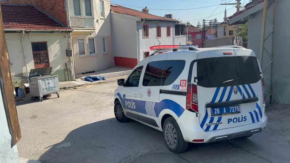 56 yaşındaki adam yaşadığı evin önünde ölü bulundu