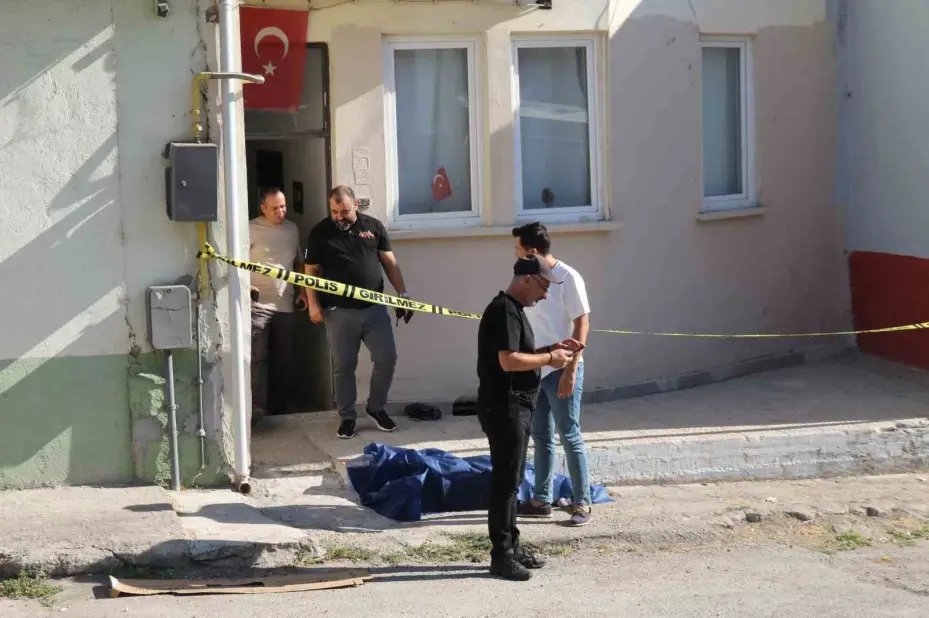 56 yaşındaki adam yaşadığı evin önünde ölü bulundu