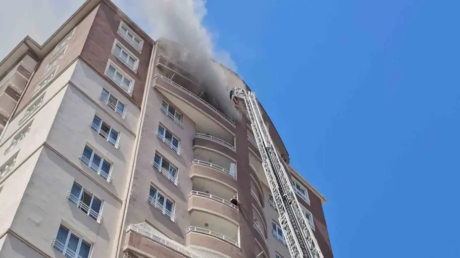 Yangında can pazarı: Mahsur kalanlar kurtarılmaya çalışılıyor