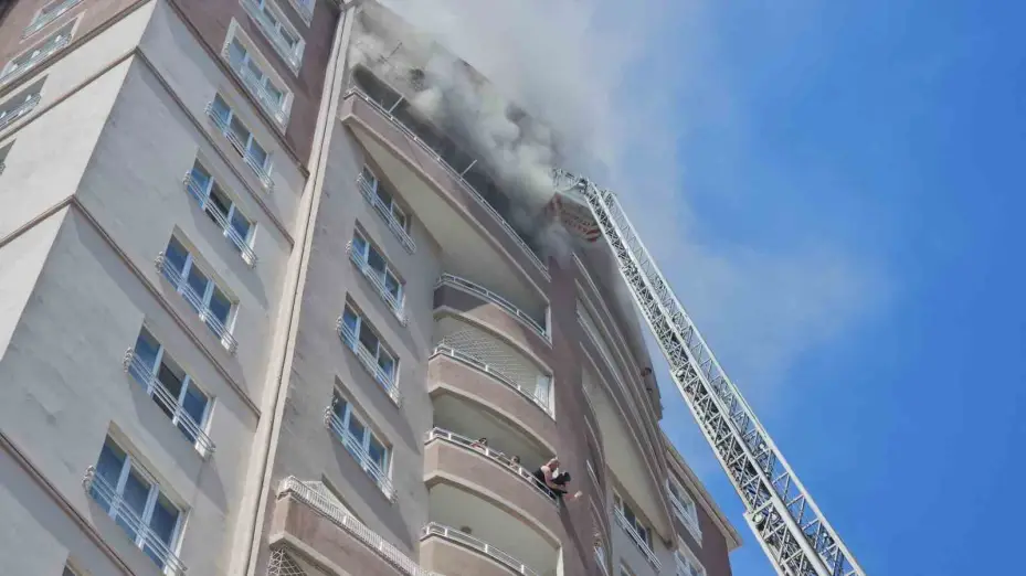 Yangında can pazarı: Mahsur kalanlar kurtarılmaya çalışılıyor