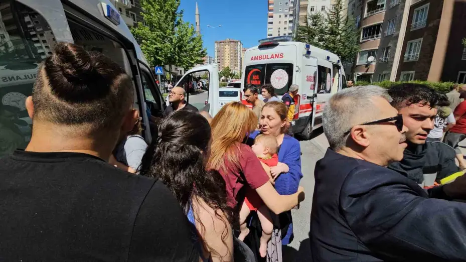 Yangında mahsur kalanlar kurtarılmaya başlandı, çocuklarına kavuşan aileler gözyaşlarına boğuldu