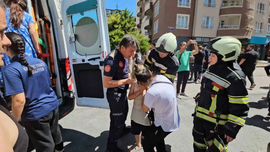 Yangında mahsur kalanlar kurtarılmaya başlandı, çocuklarına kavuşan aileler gözyaşlarına boğuldu