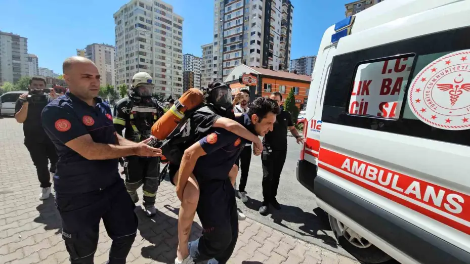 Yangında mahsur kalanlar kurtarılmaya başlandı, çocuklarına kavuşan aileler gözyaşlarına boğuldu