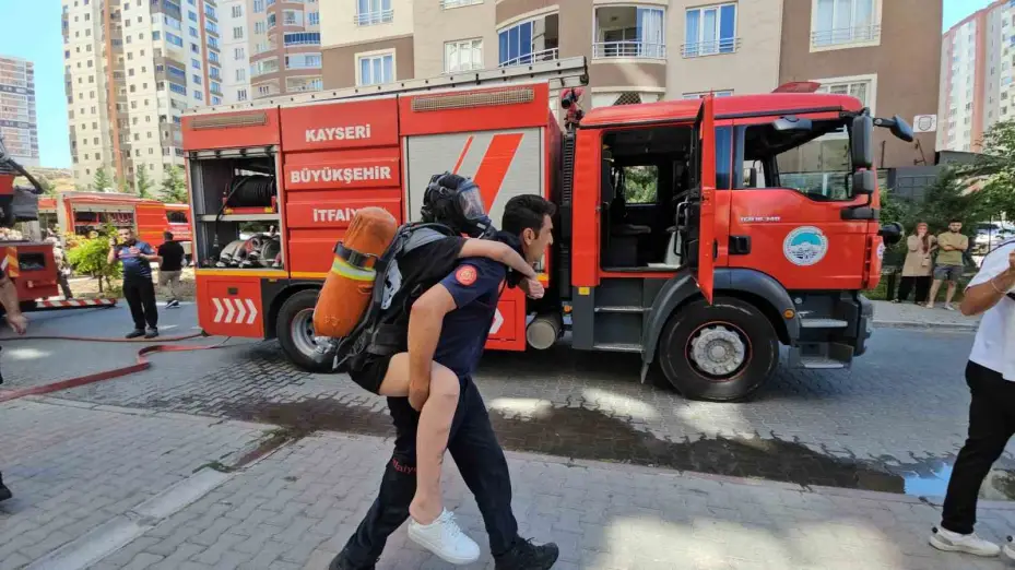 Yangında mahsur kalanlar kurtarılmaya başlandı, çocuklarına kavuşan aileler gözyaşlarına boğuldu
