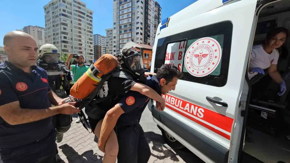 Yangında mahsur kalanlar kurtarılmaya başlandı, çocuklarına kavuşan aileler gözyaşlarına boğuldu
