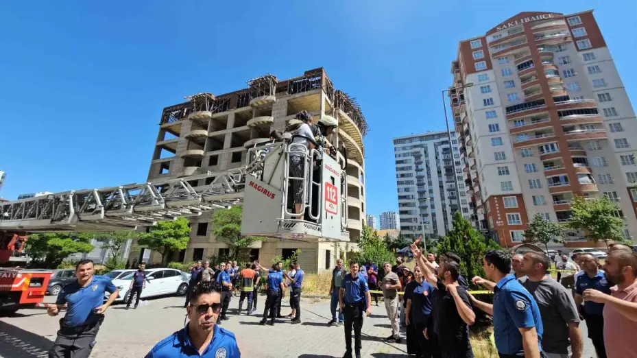 Yangında mahsur kalanlar kurtarılmaya başlandı, çocuklarına kavuşan aileler gözyaşlarına boğuldu