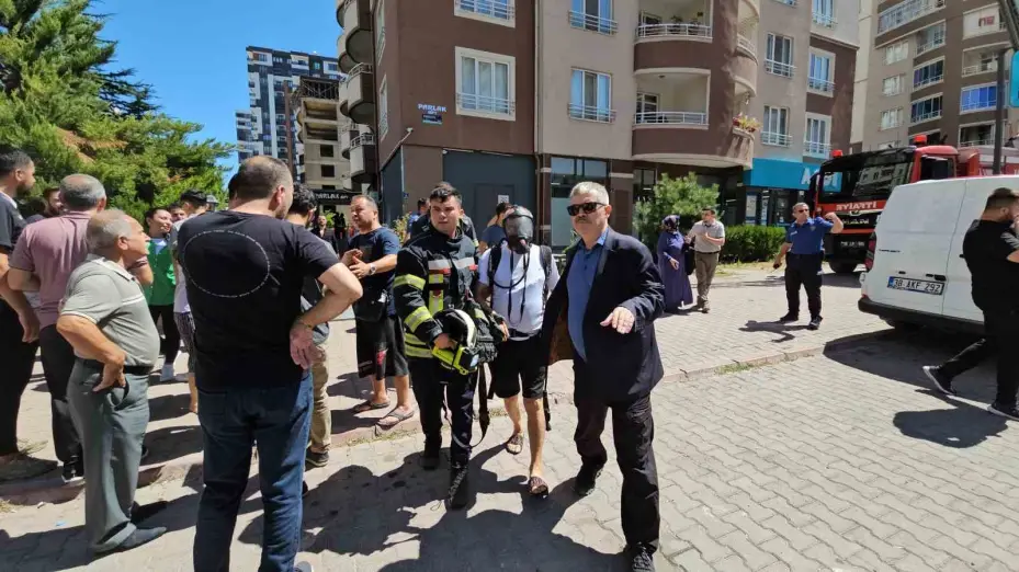 Yangında mahsur kalanlar kurtarılmaya başlandı, çocuklarına kavuşan aileler gözyaşlarına boğuldu