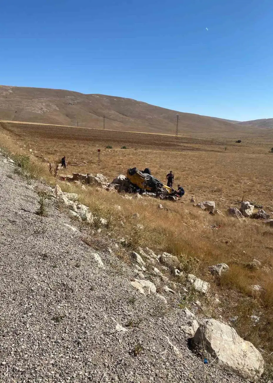 Otomobil şarampole devrildi: 1 ölü, 2 yaralı