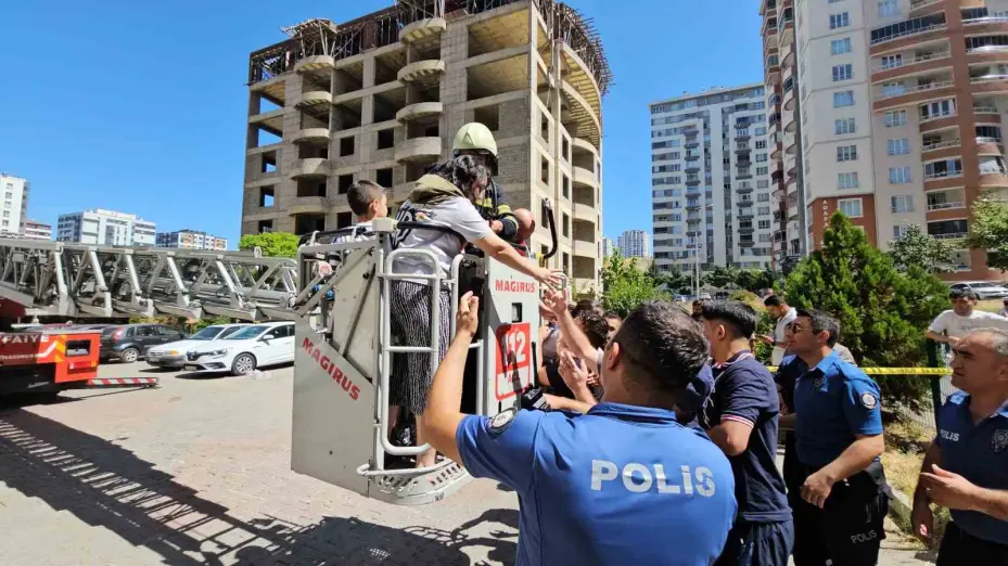 Kayseri’de 14 katlı binadaki yangın söndürüldü: 30 kişi tahliye edildi