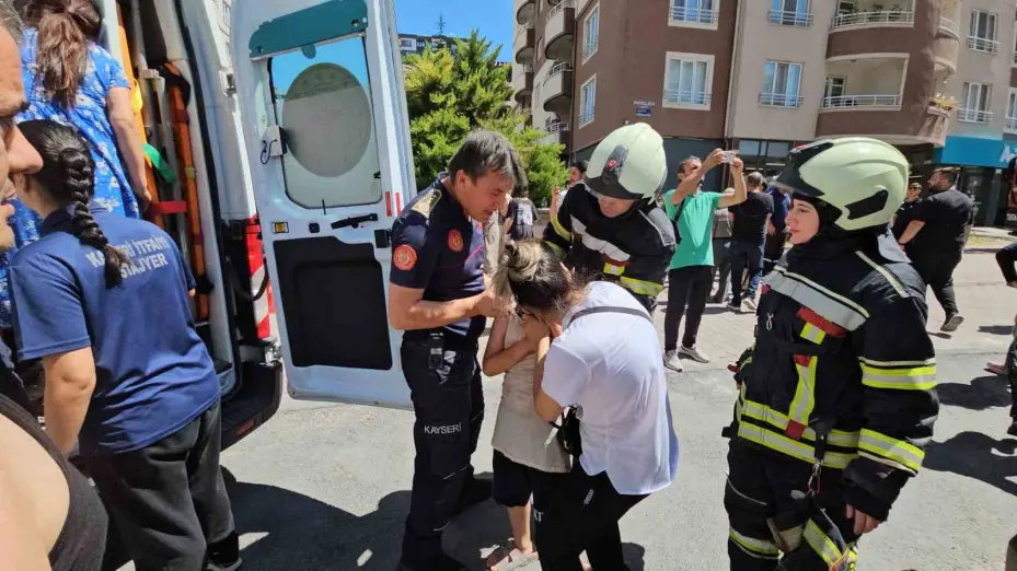 Kayseri’de 14 katlı binadaki yangın söndürüldü: 30 kişi tahliye edildi