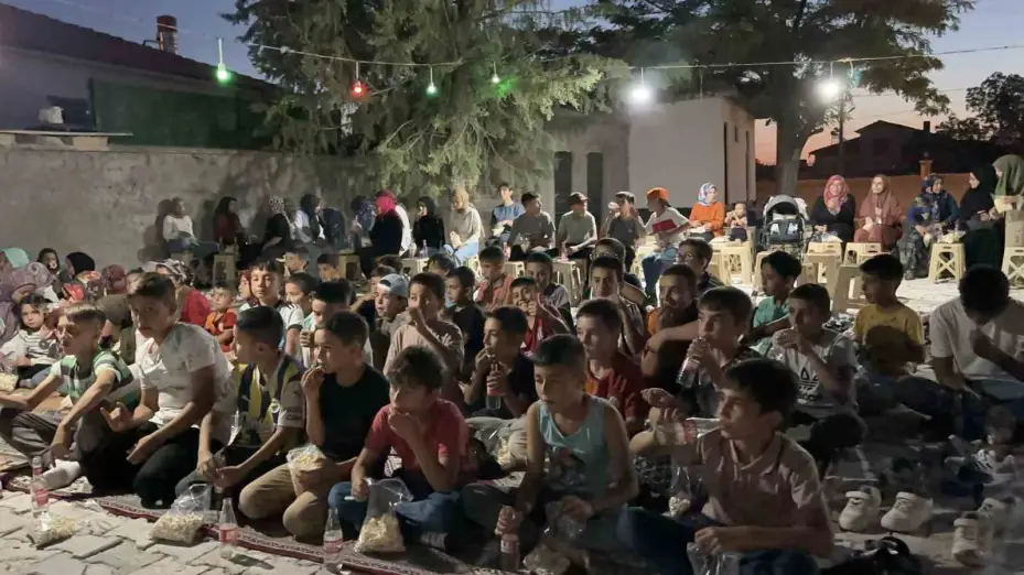 Aksaray’da yaz Kuran kursu öğrencilerine açık hava sineması etkinliği
