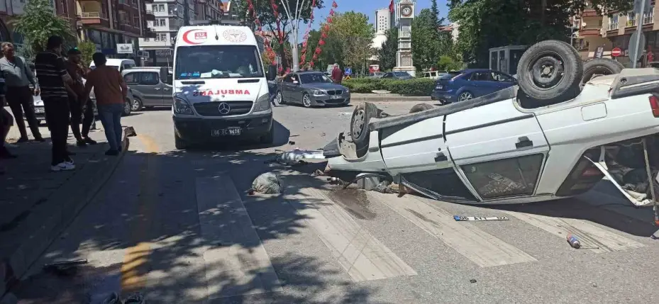 Emniyet kemeri takılı olan sürücü, takla atan araçtan yara almadan kurtuldu