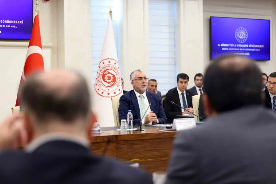 Bakan Işıkhan: "Özlük ve sosyal haklarda iyileştirmelerin yapılmasının önemli olduğunu tekrar vurgulamak istiyorum"
