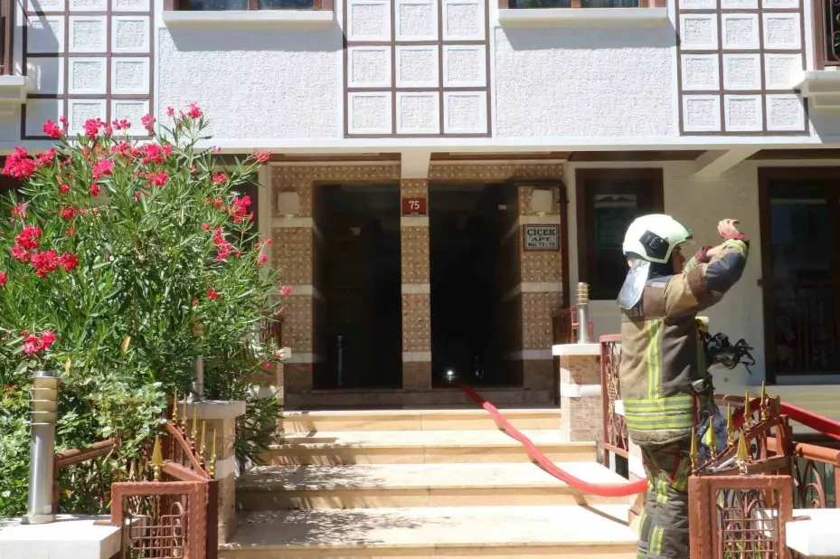Ankara’da 3 katlı binada yangın çıktı