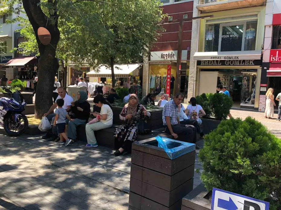Sıcak hava çarşı yoğunluğunu azaltmadı