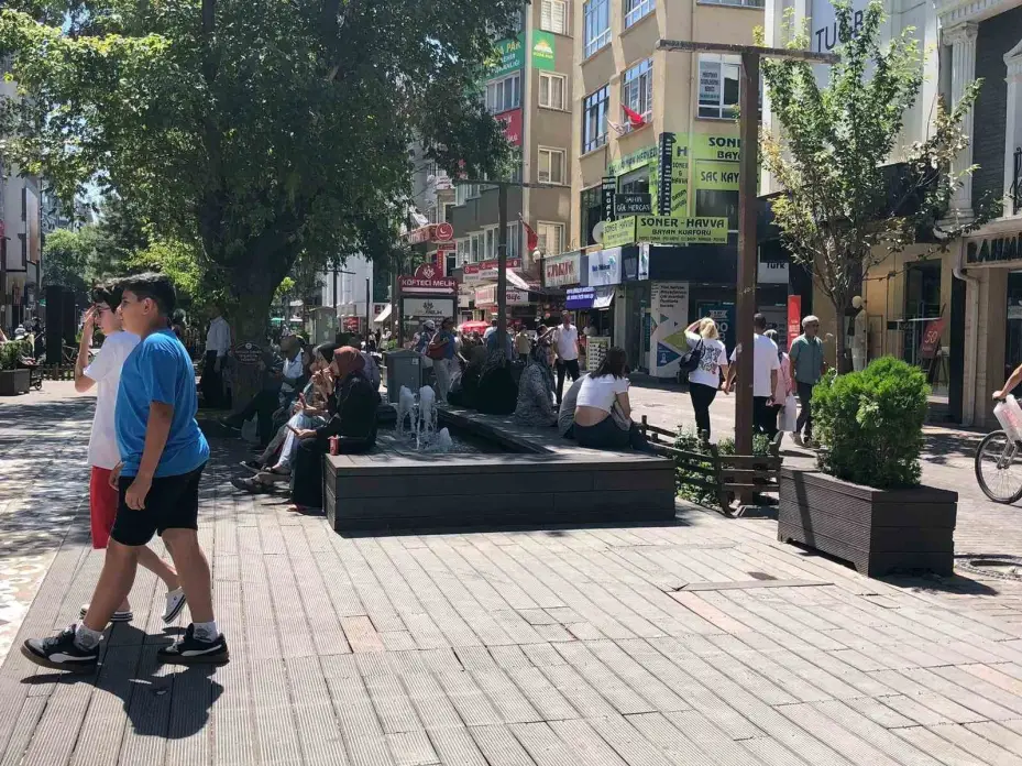Sıcak hava çarşı yoğunluğunu azaltmadı