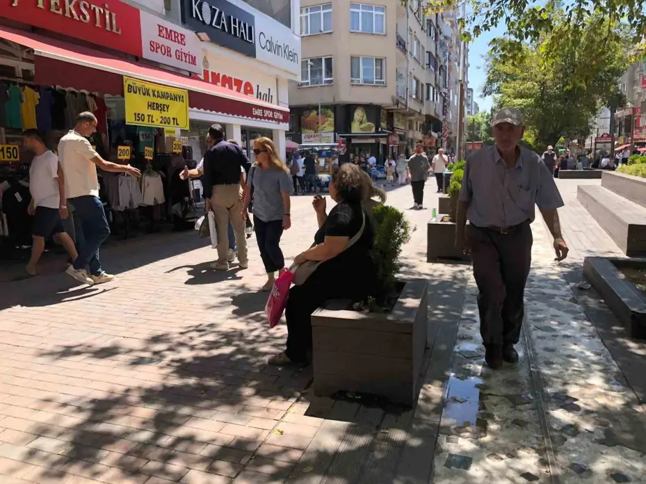Sıcak hava çarşı yoğunluğunu azaltmadı