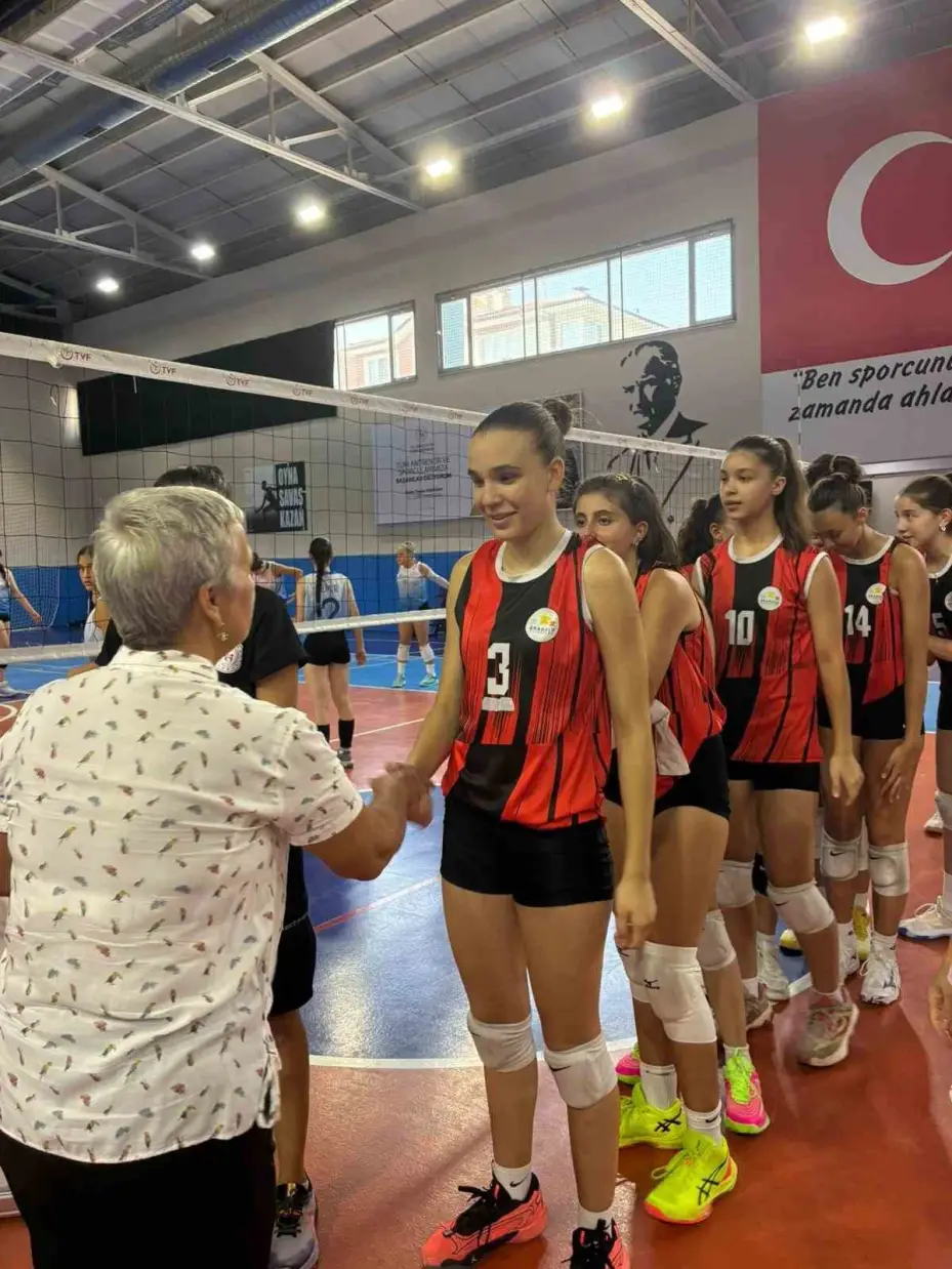 ANALİG Voleybol yarı finalinde kız takımı Türkiye finallerine yükseldi