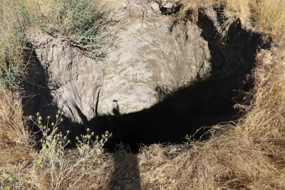 Balıkesir’deki 6.1’lik deprem sonrası Eskişehir’de oluşan obruk dron ile görüntülendi