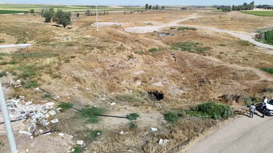 Balıkesir’deki 6.1’lik deprem sonrası Eskişehir’de oluşan obruk dron ile görüntülendi
