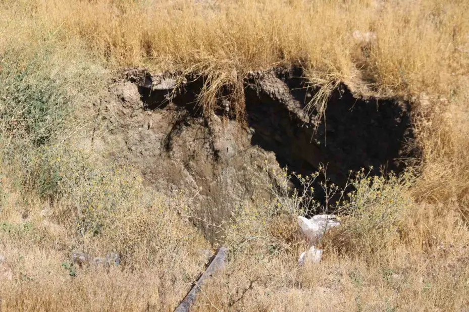 Balıkesir’deki 6.1’lik deprem sonrası Eskişehir’de oluşan obruk dron ile görüntülendi