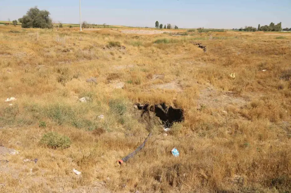Balıkesir’deki 6.1’lik deprem sonrası Eskişehir’de oluşan obruk dron ile görüntülendi