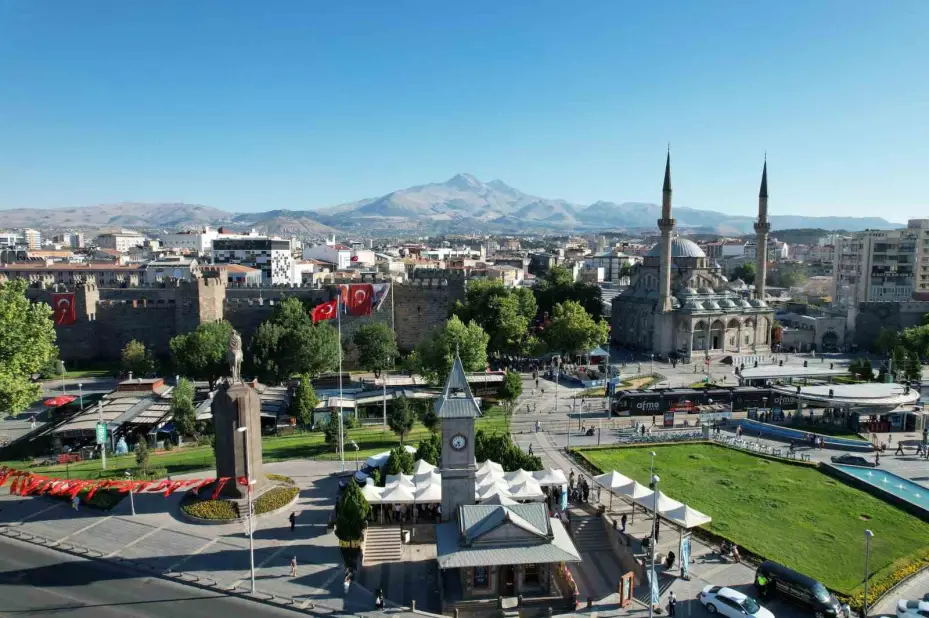 119 yıllık tarihi saat kulesi Avrupalı Türk’lere hizmet verecek