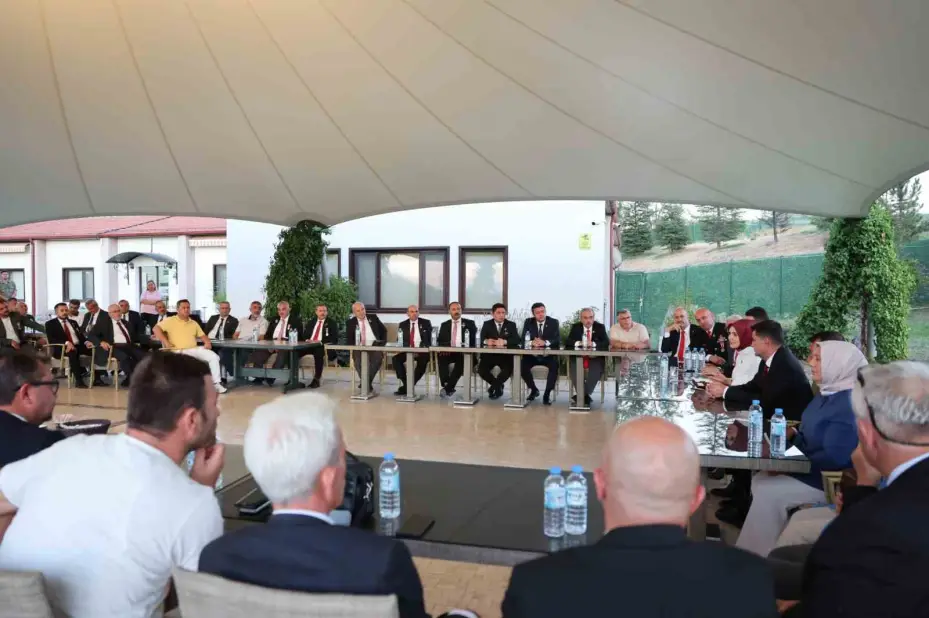 Bakan Göktaş, Türkiye Harp Malulü Gaziler, Şehit Dul ve Yetimleri Derneği şube başkanları ile bir araya geldi