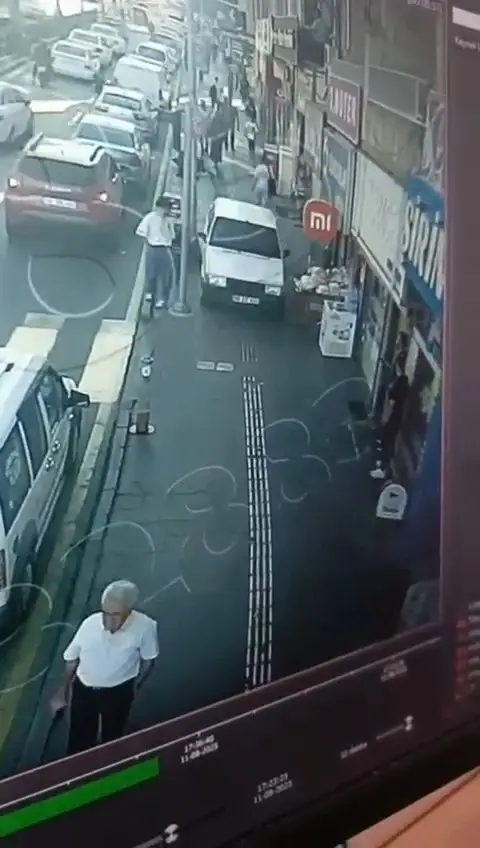 Yolu bıraktı, kaldırımdan ilerledi