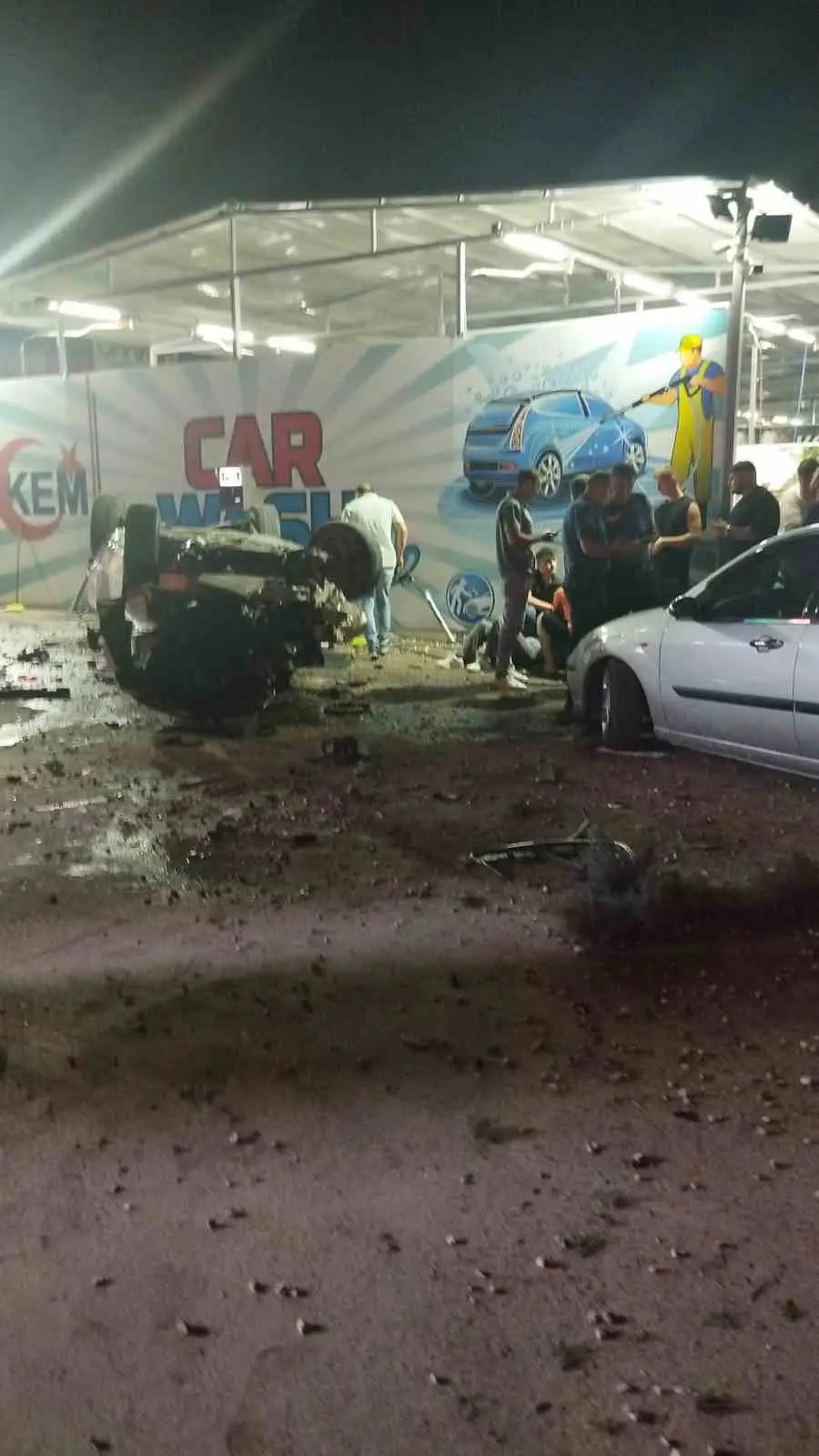 Ankara’da kontrolden çıkan otomobil oto yıkamacıya uçtu: 3 yaralı