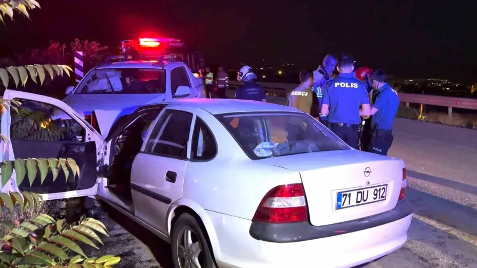 Kırıkkale’de otomobil ile kamyonet kafa kafaya çarpıştı: 3 yaralı