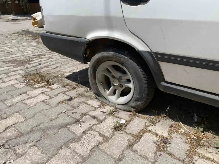 Kapısı açık ve plakasız hurda otomobil dikkat çekti