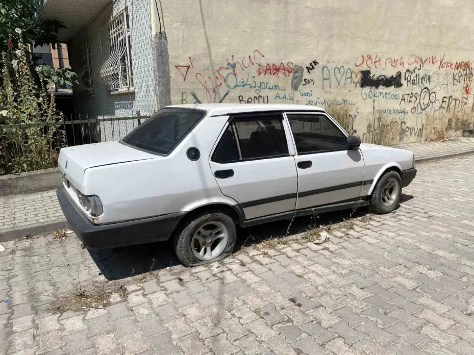 Kapısı açık ve plakasız hurda otomobil dikkat çekti