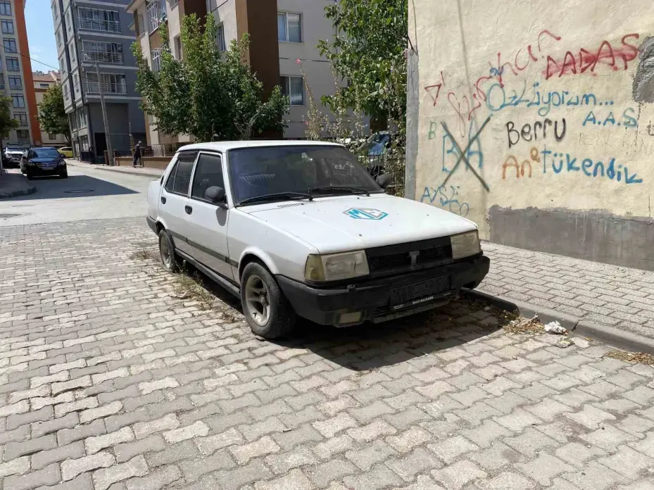 Kapısı açık ve plakasız hurda otomobil dikkat çekti