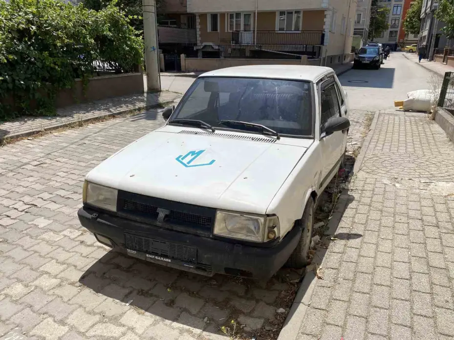 Kapısı açık ve plakasız hurda otomobil dikkat çekti