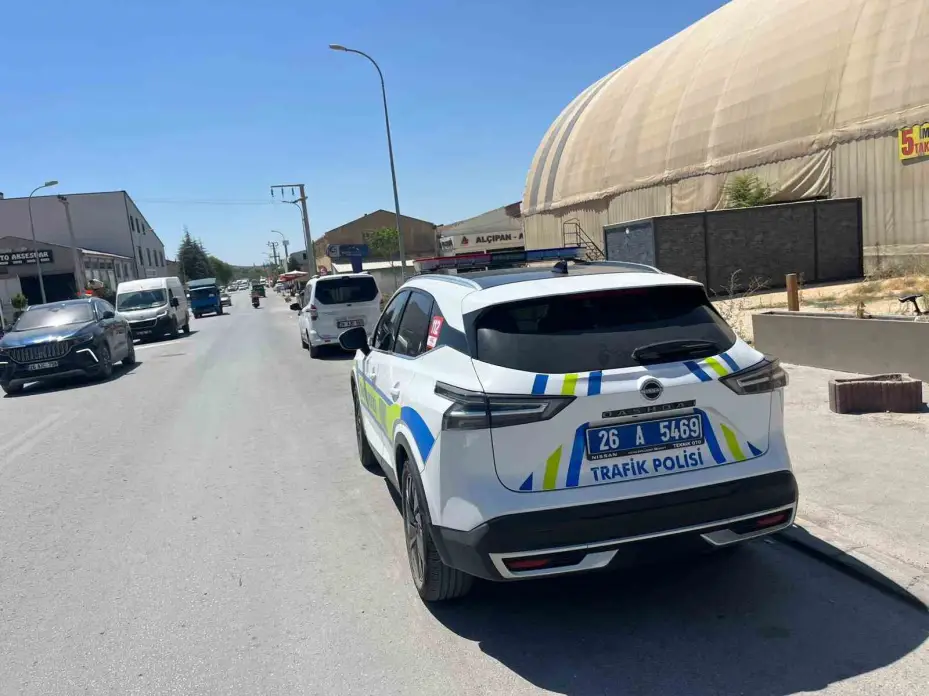 Motosikletli kurye, otomobille çarpıştı
