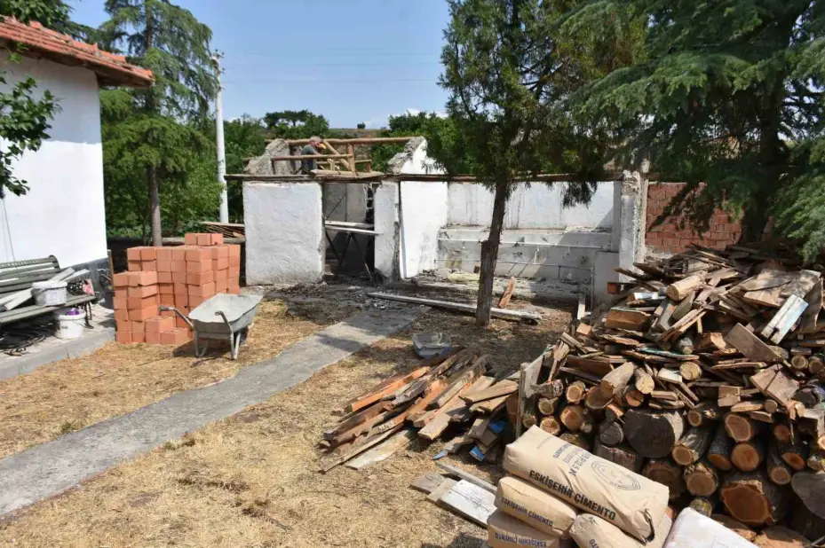 Yukarıkuzfındık Mahallesi’nde bulunan caminin şadırvan ve tuvaletleri yenileniyor