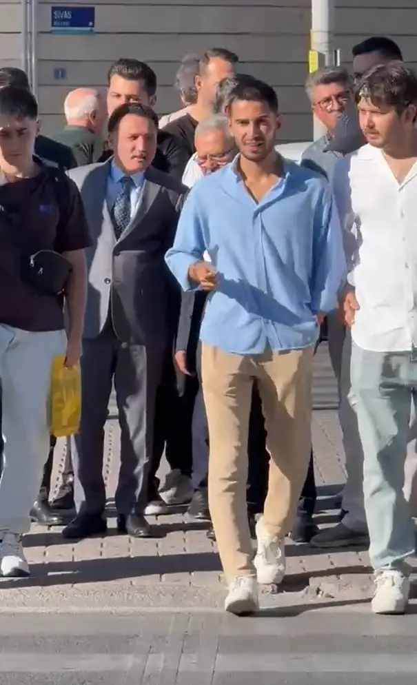 Vali Çiçek, trafik ışıklarını bekleyerek karşıya geçti
