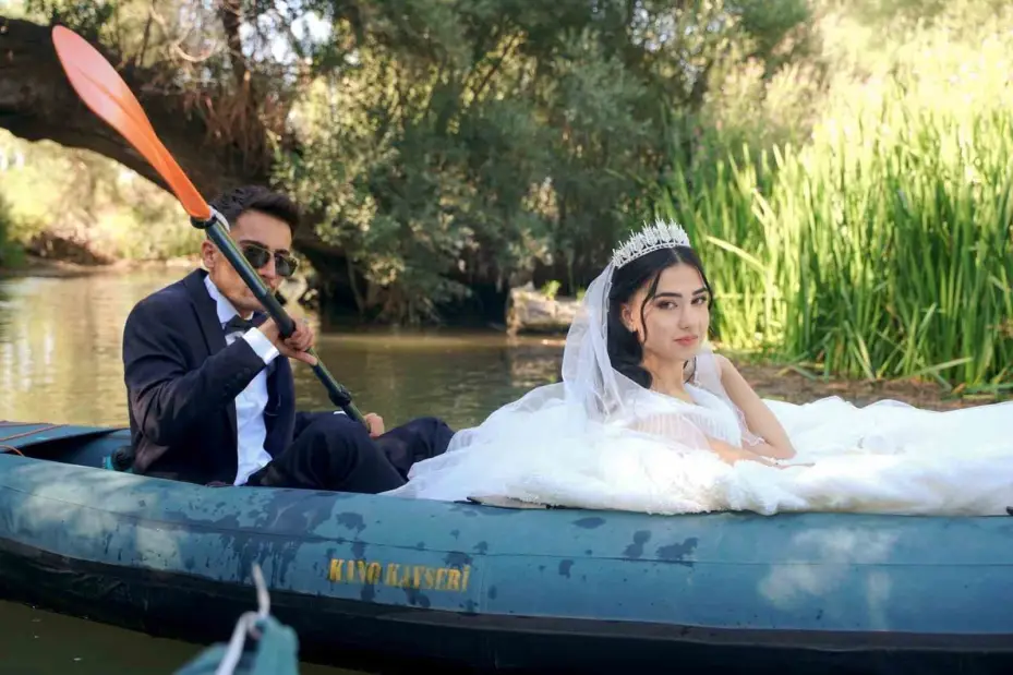 Yeni evlenen çift soluğu kanoda aldı