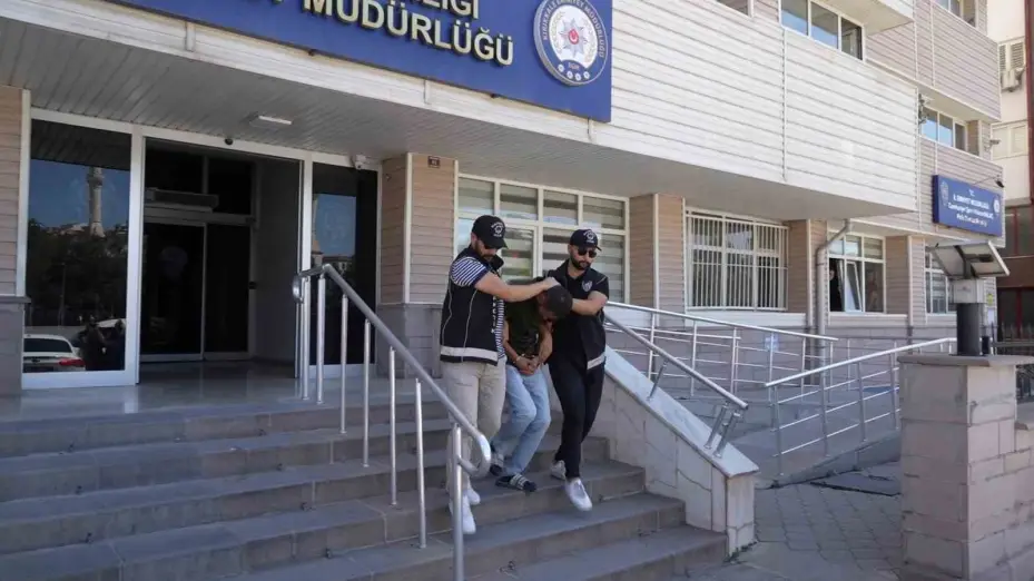 Doktorların e-imzasını kullanarak yeşil reçeteli ilaç yazan kamu personeli gözaltına alındı