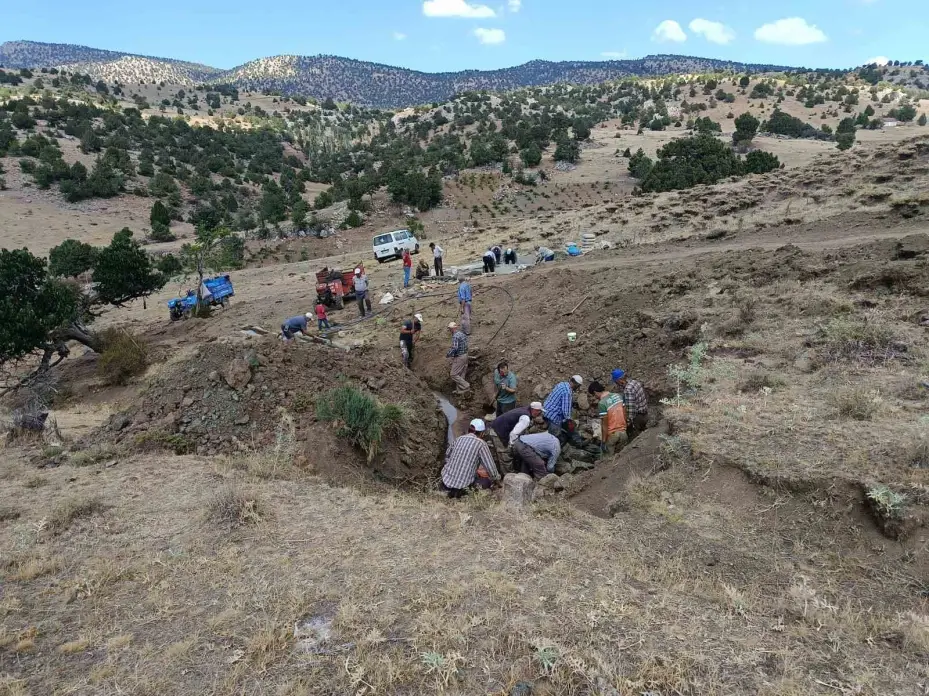 Köy halkı imece usulü çeşme inşa etti