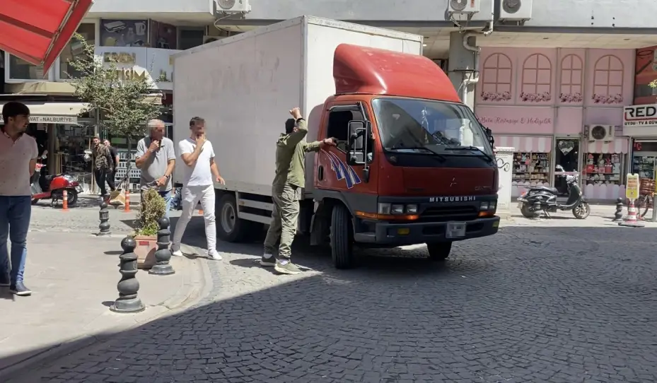 Sopalı yumruklu yol kapatma kavgası kamerada