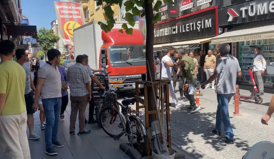 Sopalı yumruklu yol kapatma kavgası kamerada