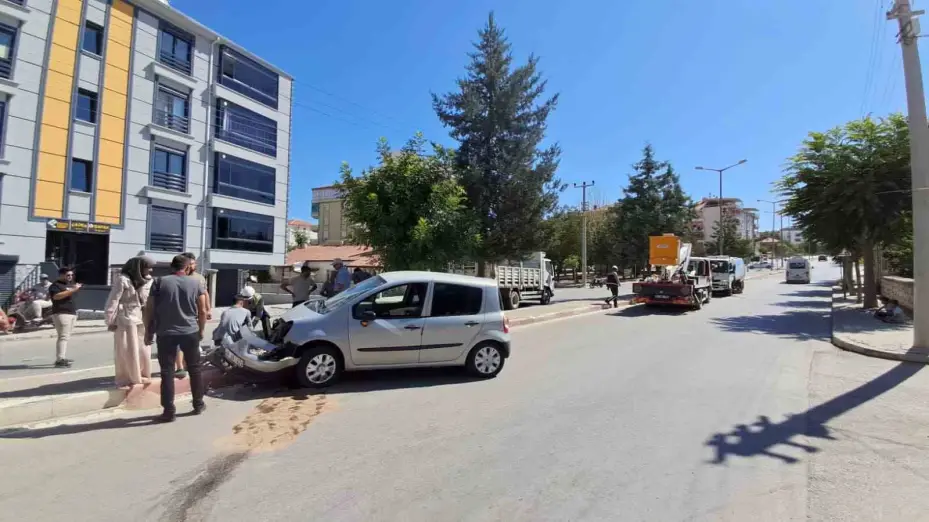 Karaman’da kediye çarpmamak için manevra yapan sürücünün otomobili aydınlatma direğini devirdi