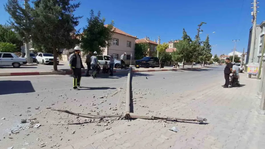 Karaman’da kediye çarpmamak için manevra yapan sürücünün otomobili aydınlatma direğini devirdi